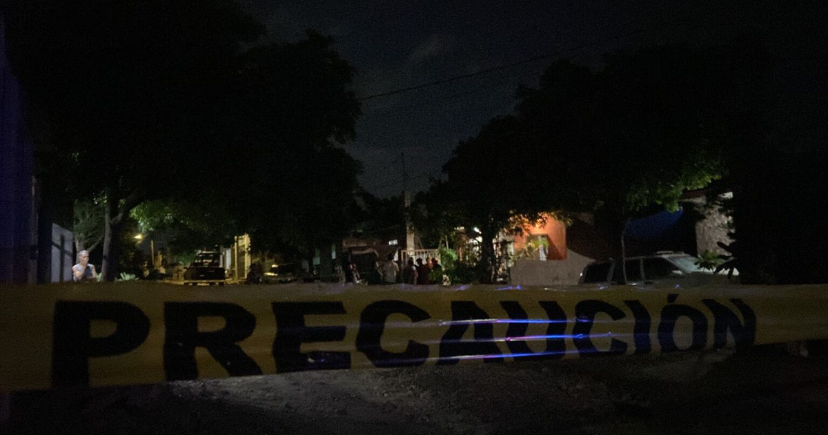 Cinta de precaución en escena de crimen nocturna en Culiacán