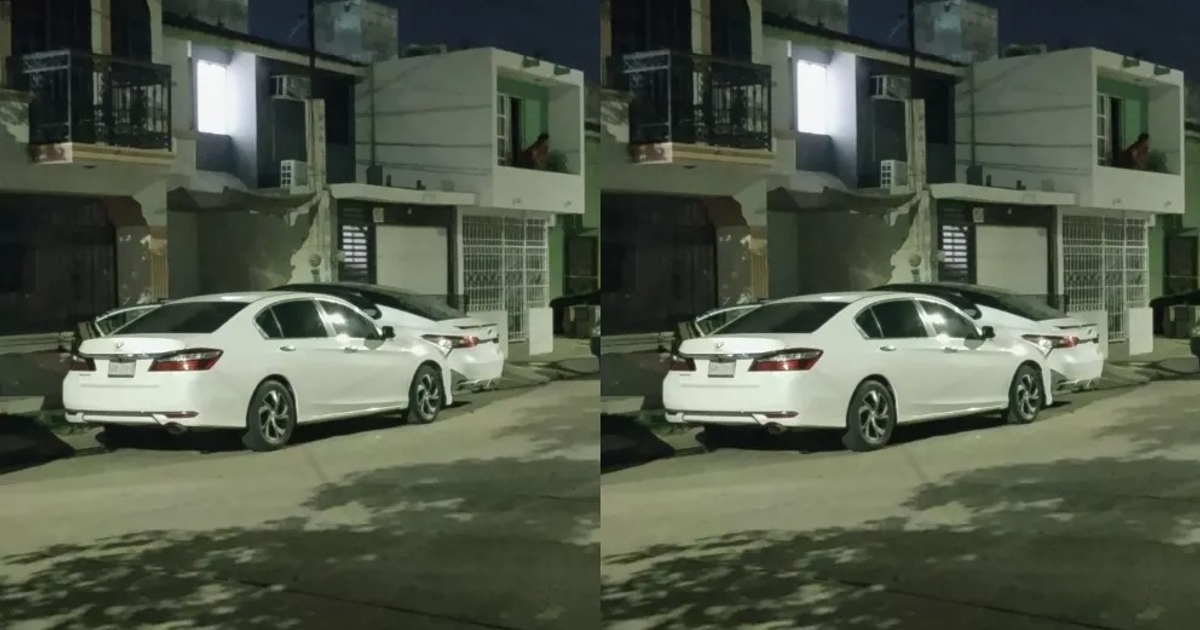 Dos autos blancos estacionados en una calle nocturna de Culiacán, con edificios al fondo y sombras de árboles.