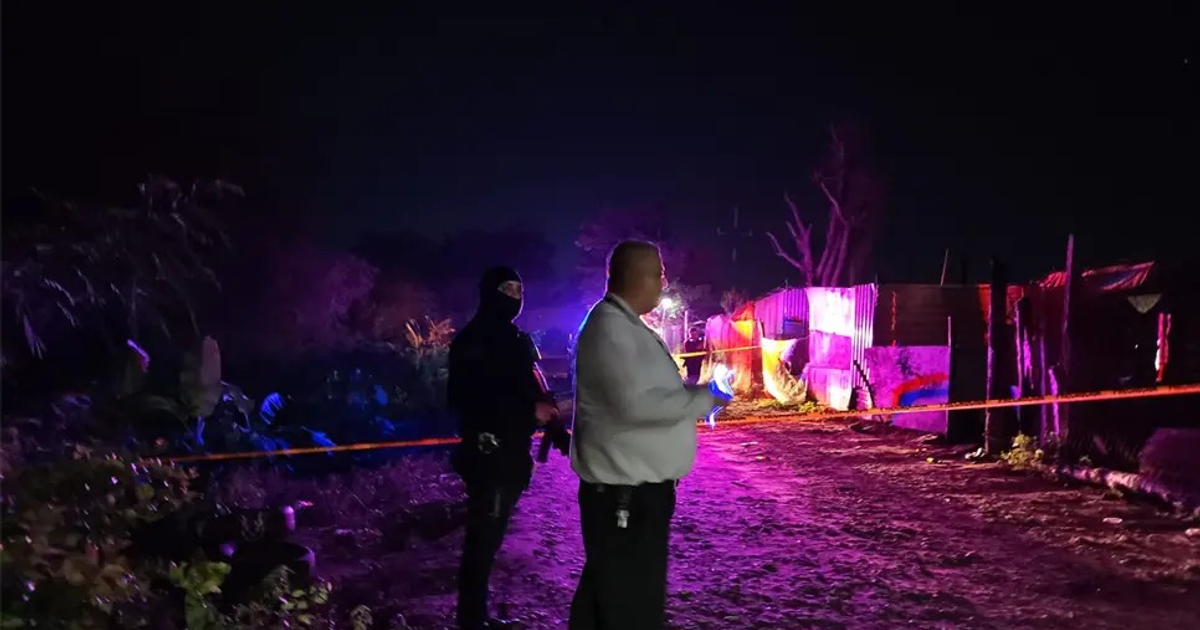 Escena nocturna con luces de emergencia y figuras humanas en Aguaruto, Sinaloa.