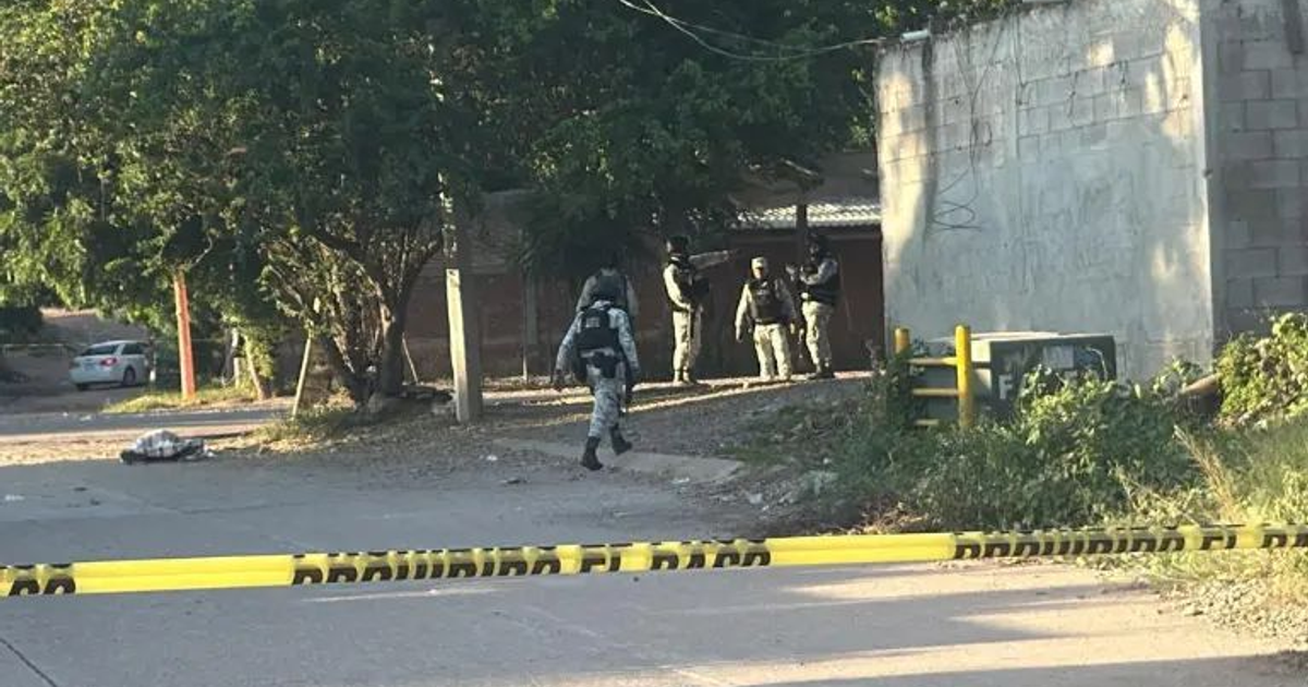 Escena de crimen en Culiacán con policías y cinta de seguridad