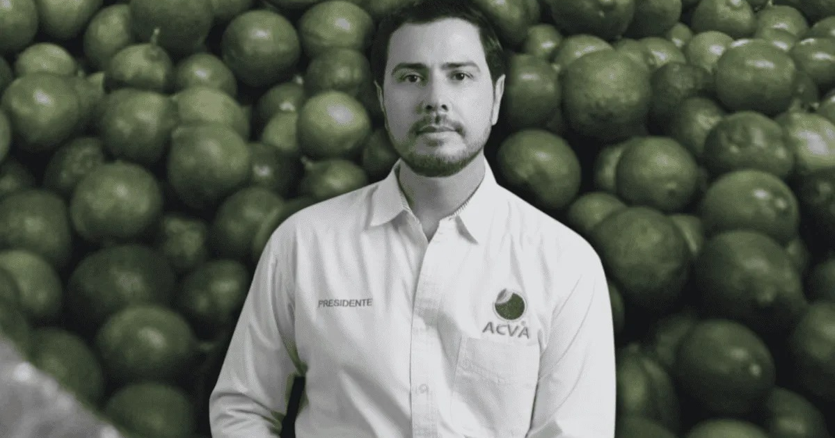 Bernardo Bravo Manríquez, presidente de citricultores, con camisa blanca y fondo de limones