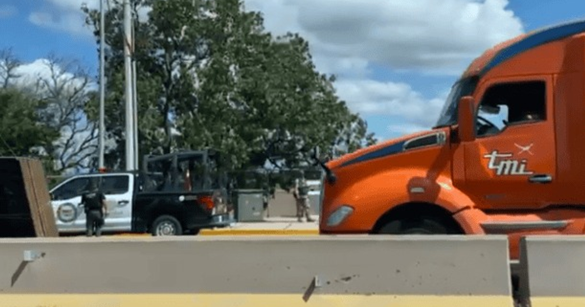 Operativo policial en autopista Benito Juárez con camión naranja y camioneta policial