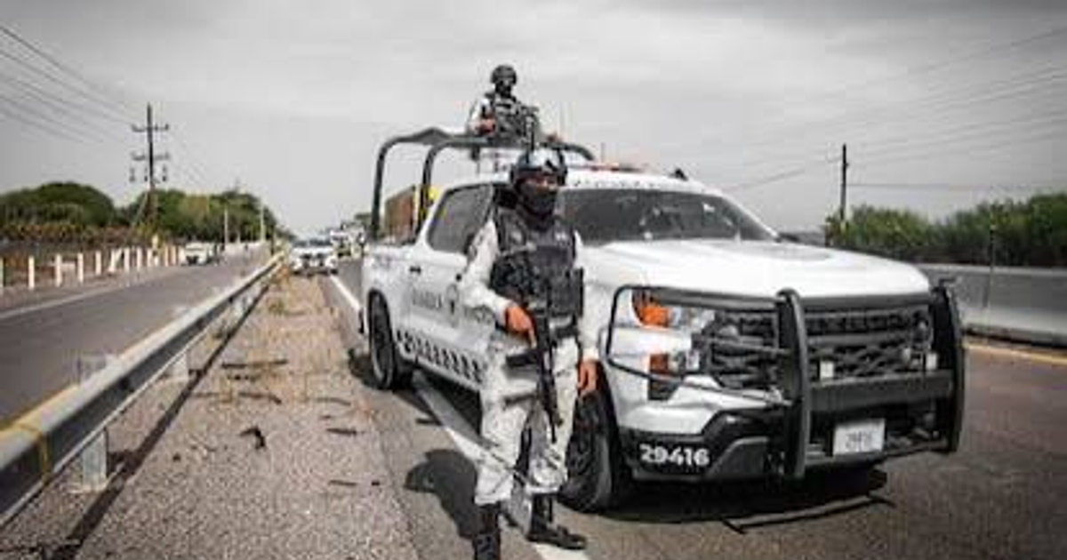 Vehículo de policía en carretera rural de Culiacán tras ataque armado