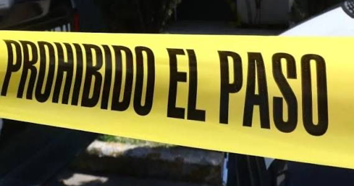 Cinta amarilla de advertencia con texto 'PROHIBIDO EL PASO' en escena de crimen en Culiacán.
