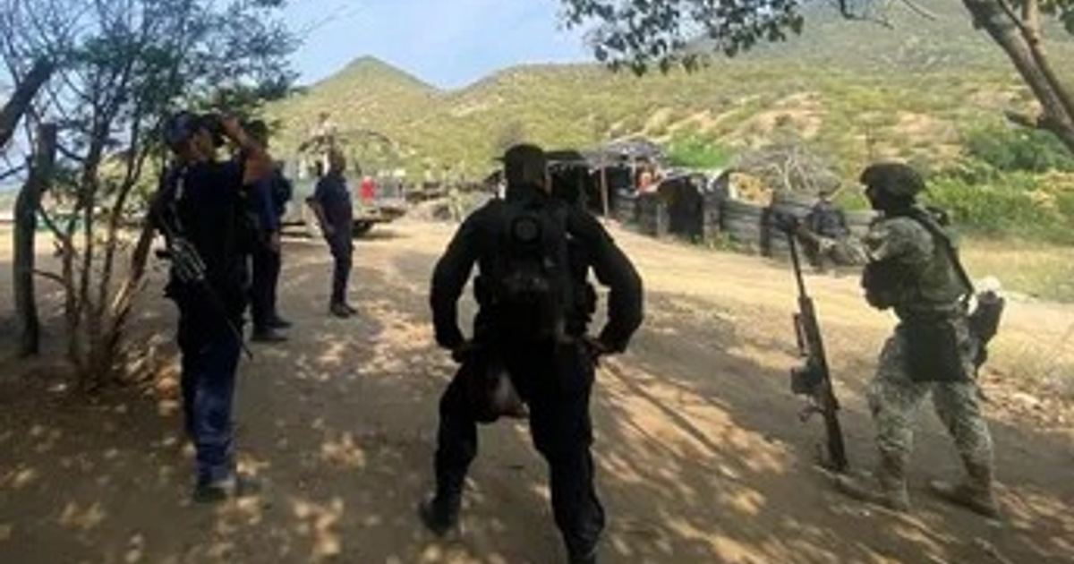 Hombres armados y personal de seguridad en un entorno rural durante operativo en Jalisco