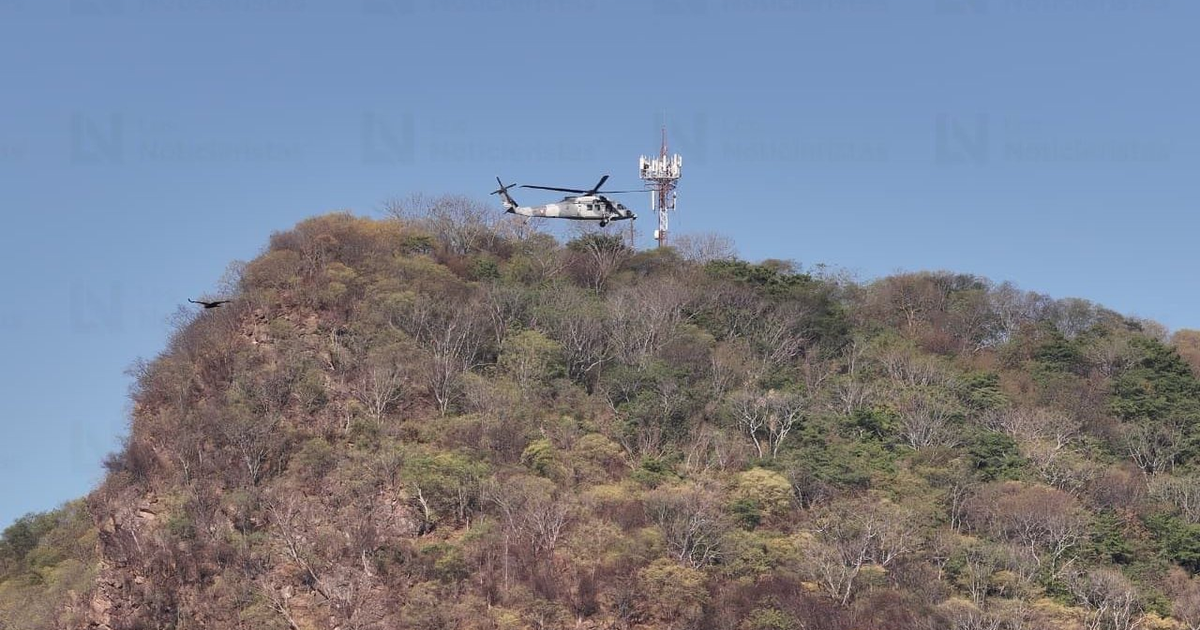 Helipuerto en colina de Badiraguato con helicóptero y torre de telecomunicaciones