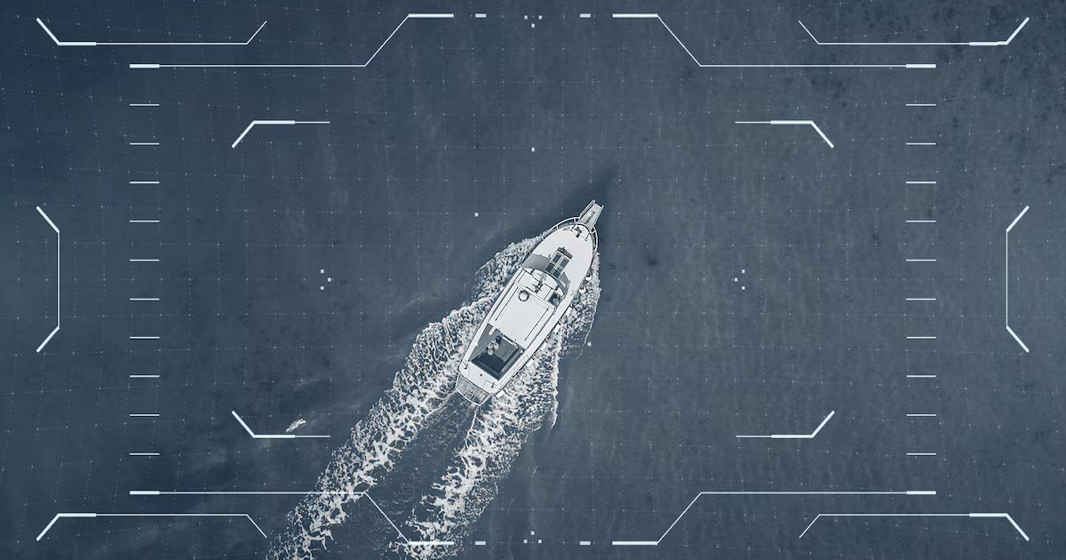 Barco en el agua con marco tecnológico, relacionado con operativo del 27 de octubre en el Pacífico.