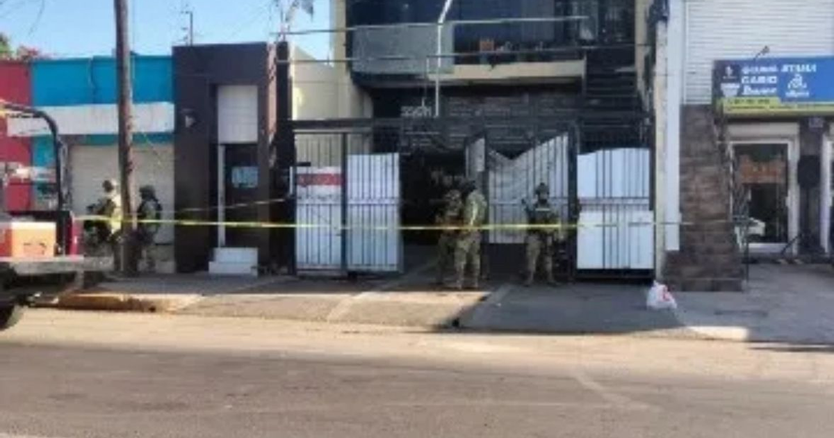 Fuerzas de seguridad en Culiacán tras ataques simultáneos, área acordonada con cinta amarilla.