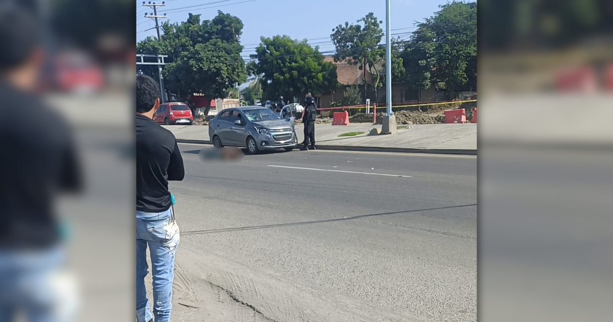 Automóvil gris detenido en carretera con policía y espectadores en Mazatlán