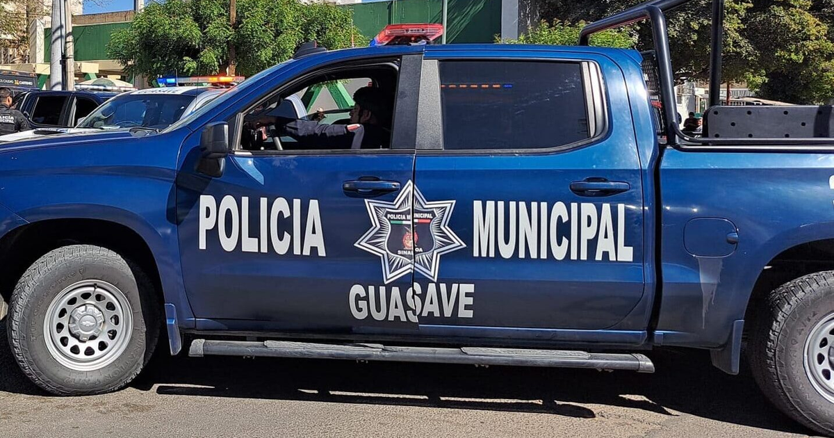 Camioneta de la Policía Municipal de Guasave con luces intermitentes en una calle urbana.