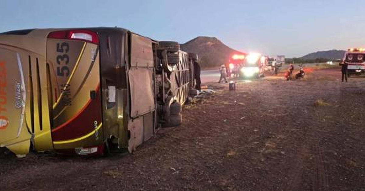 Autobús Tufesa volcado en carretera México 15 con vehículos de emergencia y personal asistiendo.