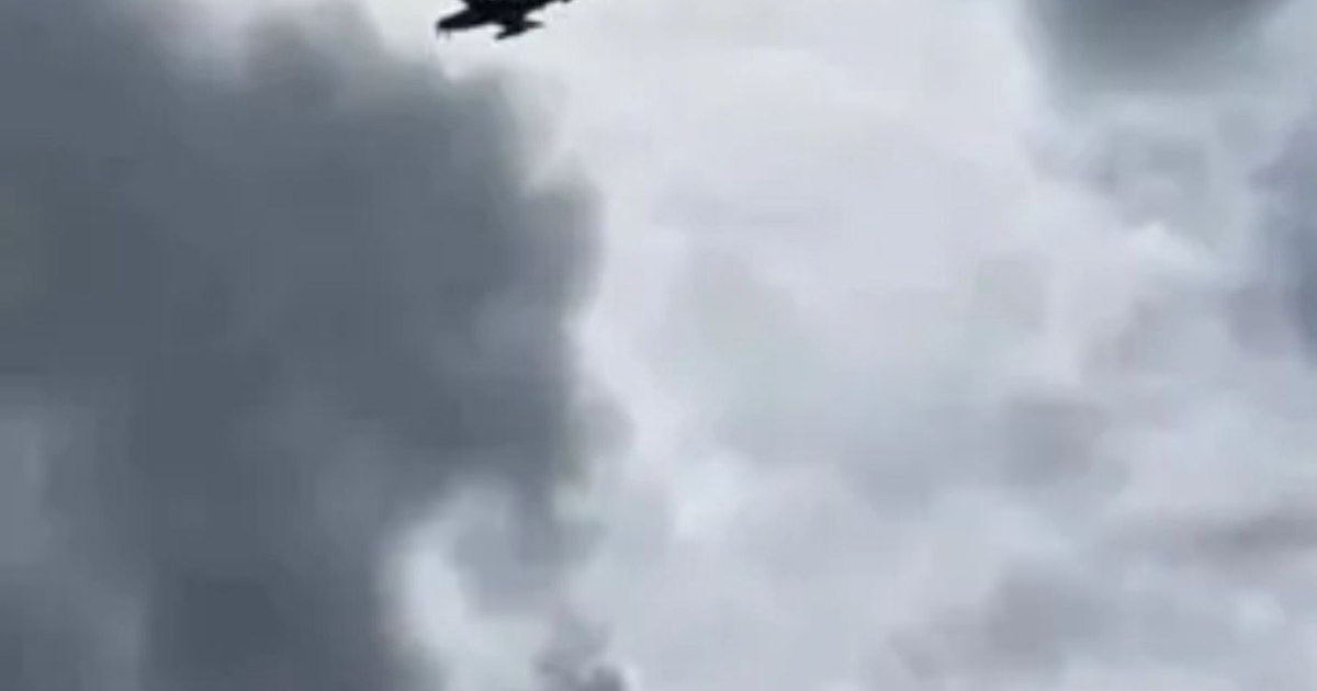 Avión volando en cielo nublado, relacionado con accidente en Bath, Michigan