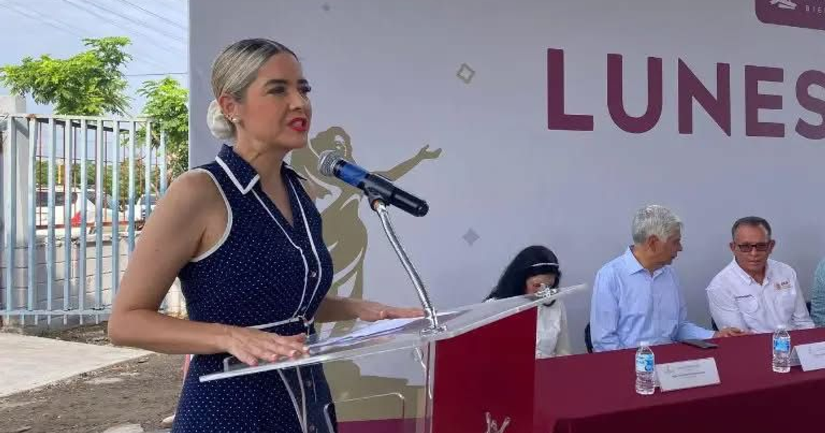 Alcaldesa Estrella Palacios Domínguez hablando en un evento público sobre rehabilitación vial en Mazatlán.