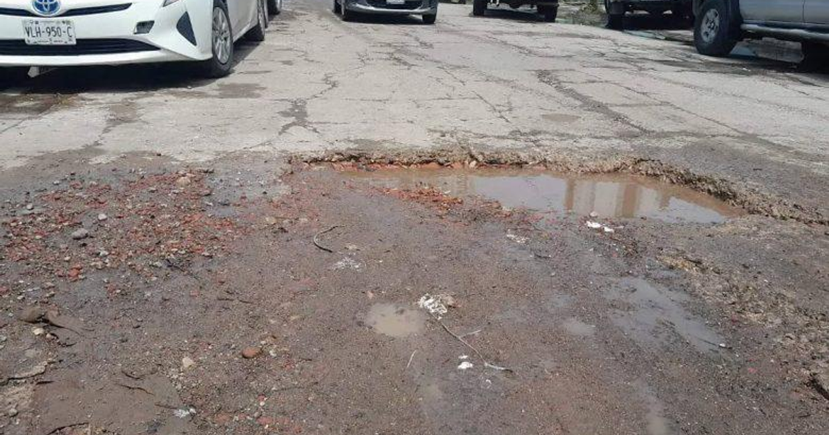 Bache en pavimento con agua estancada en Mazatlán, Sinaloa