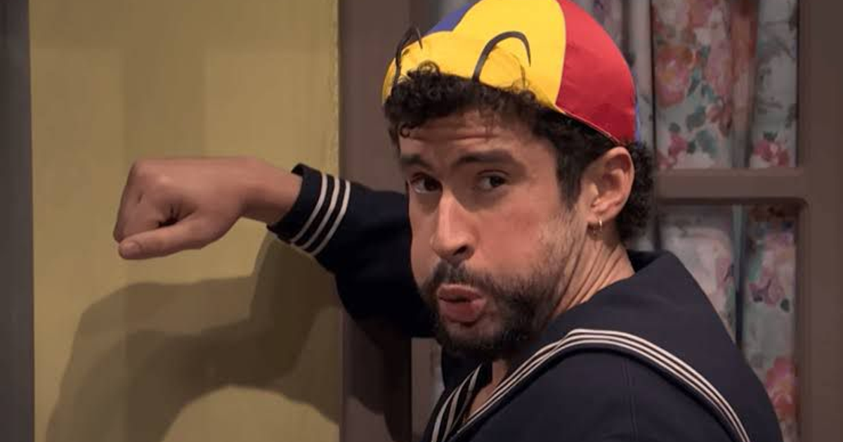 Bad Bunny caracterizado como Quico en Saturday Night Live, recreando escenas de El Chavo del 8.
