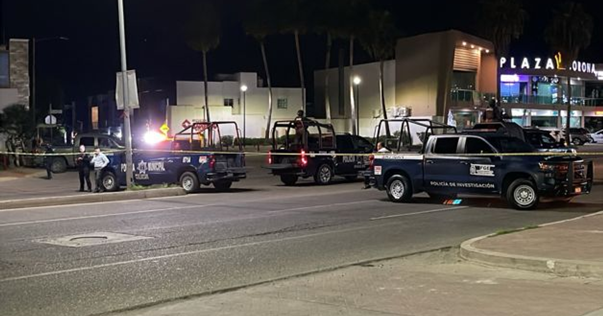 Operativo policial nocturno en Culiacán con vehículos de investigación y agentes en escena acordonada.