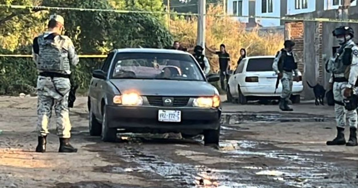 Escena de investigación en Culiacán tras ataque armado con vehículo gris y cinta amarilla