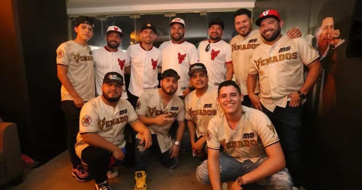 Grupo de personas con camisetas de béisbol posando juntas, representando a Banda MS y Venados de Mazatlán.