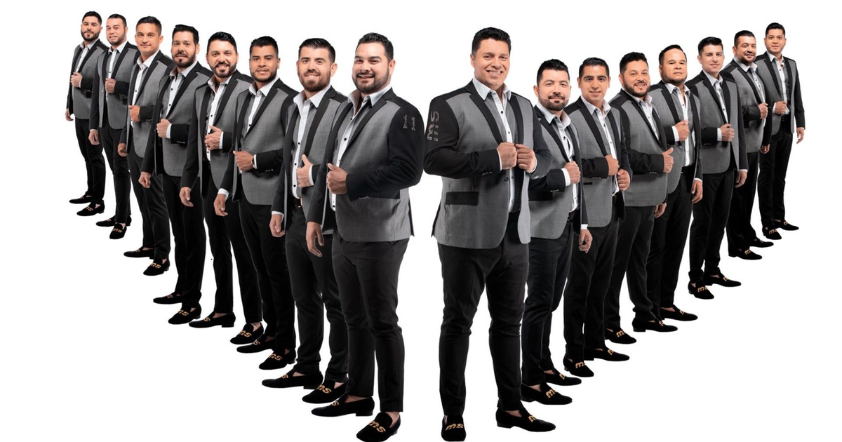 Hombres en trajes grises posando en fila sobre fondo blanco