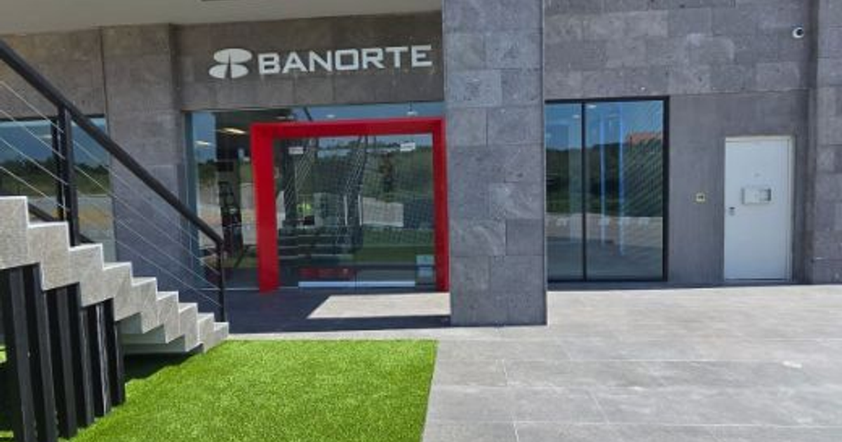 Entrada moderna de la nueva sucursal de Banorte en Culiacán, inaugurada en octubre de 2025.