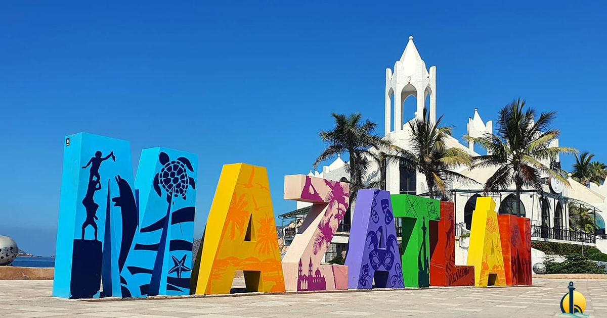 Letrero colorido de Mazatlán con palmeras y cielo azul