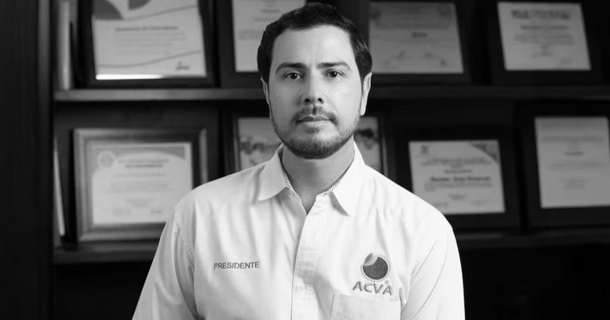 Bernardo Bravo Manríquez, presidente de ACVA, en su oficina con camisa blanca y diplomas en el fondo.