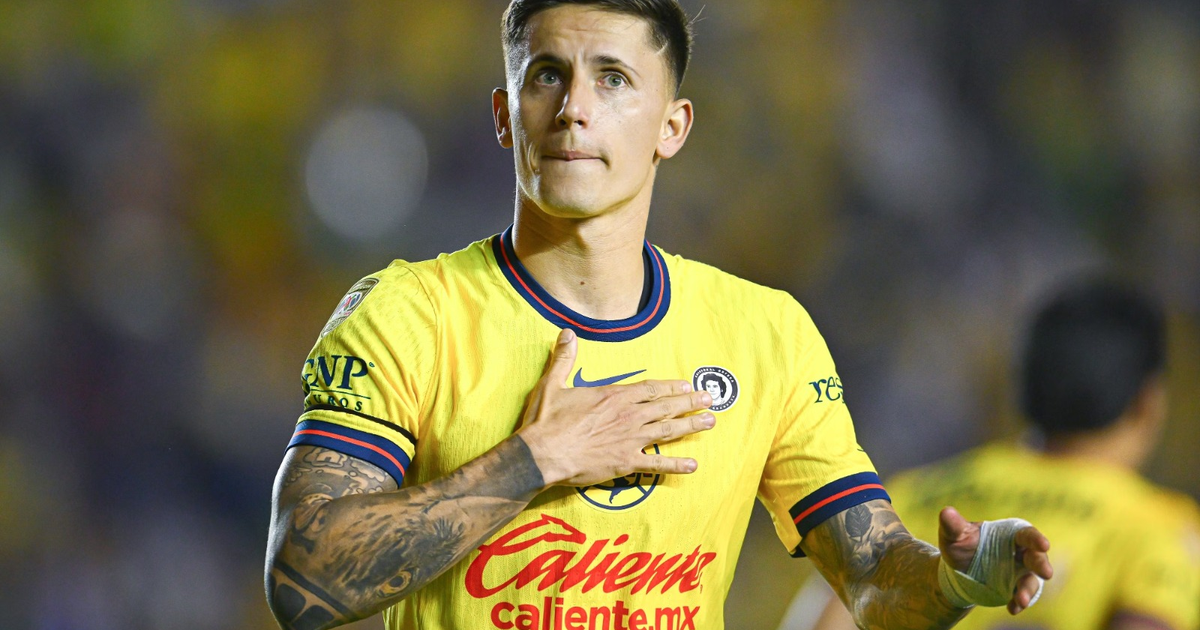Brian Rodríguez con camiseta del Club América en gesto emotivo