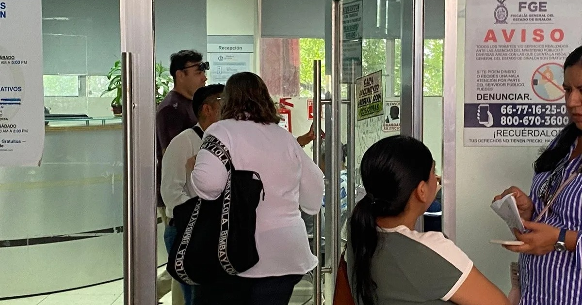 Oficina pública en Mazatlán con personas realizando trámites y un mostrador de recepción.