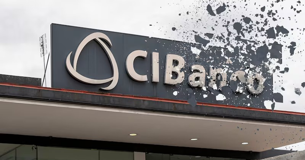 Letrero de CIBanco con efecto de desmoronamiento, reflejando su liquidación en México.