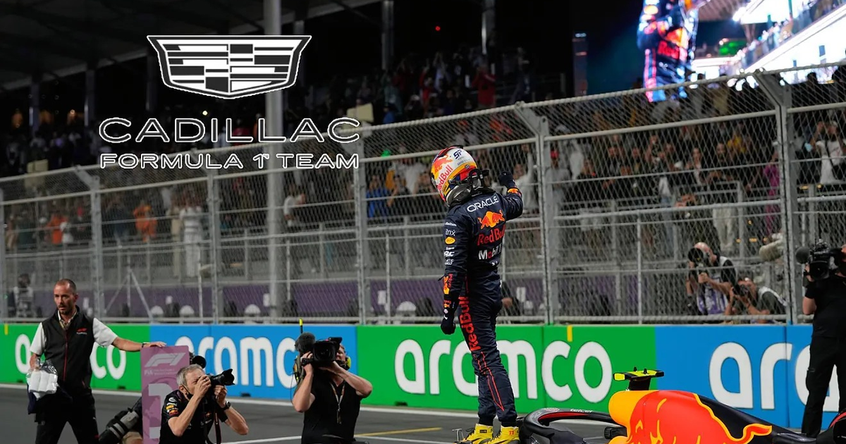 Piloto de Red Bull Racing celebrando en la pista de Fórmula 1 con el logo de Cadillac al fondo.