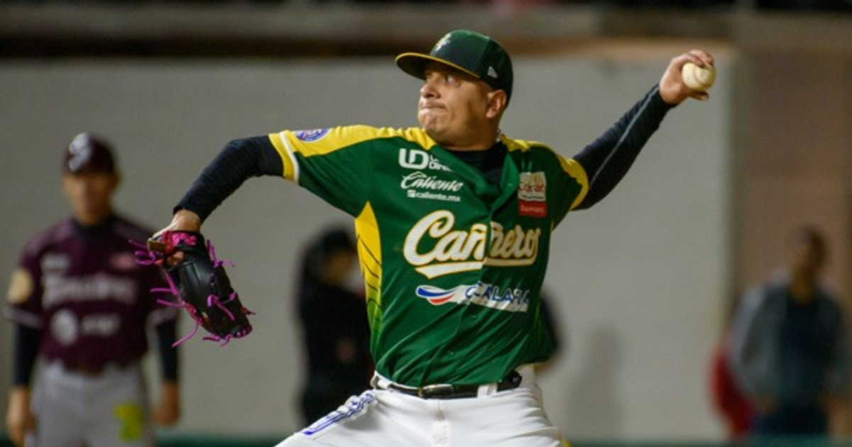 Lanzador de Cañeros de Los Mochis en uniforme verde y amarillo lanzando una pelota en un estadio.
