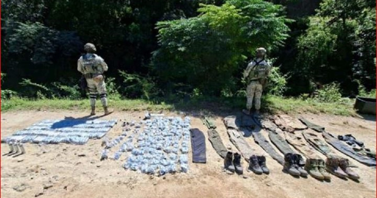 Dos soldados de espaldas en un entorno natural con equipo militar en el suelo, parte de un operativo en Badiraguato.