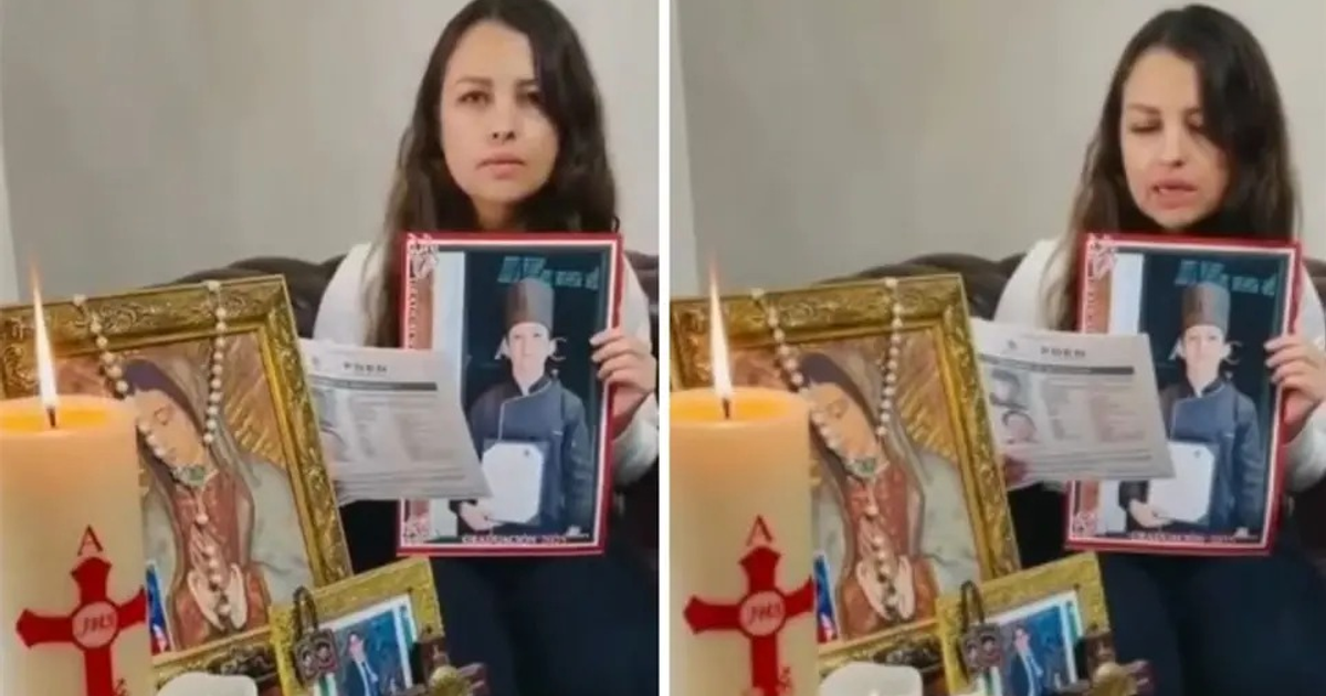 Mujer en homenaje sosteniendo foto y documento, rodeada de vela e imagen religiosa.