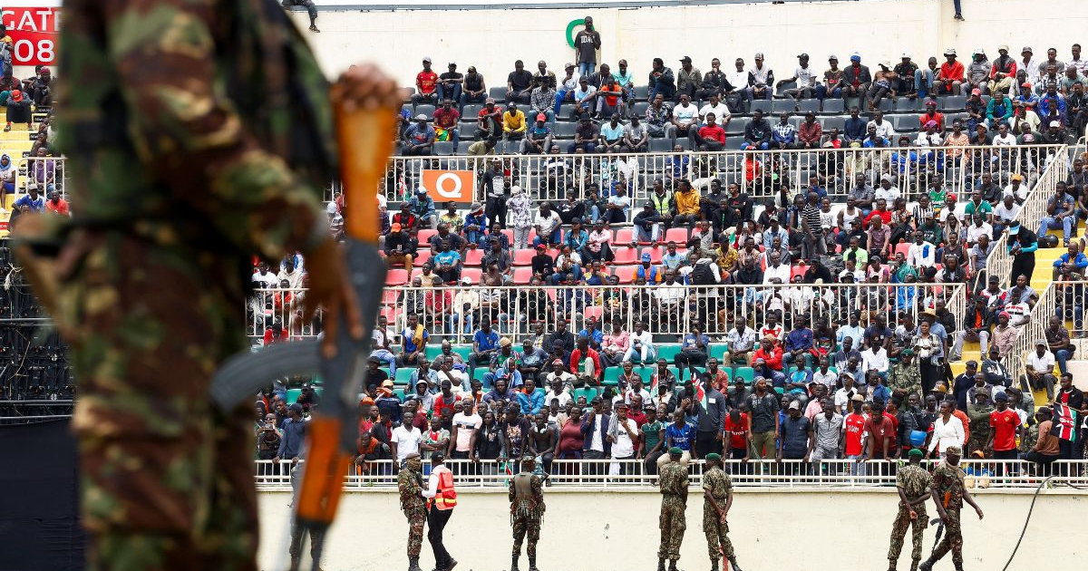 Soldado y fuerzas de seguridad en el Estadio de Kasarani durante la capilla ardiente de Raila Odinga