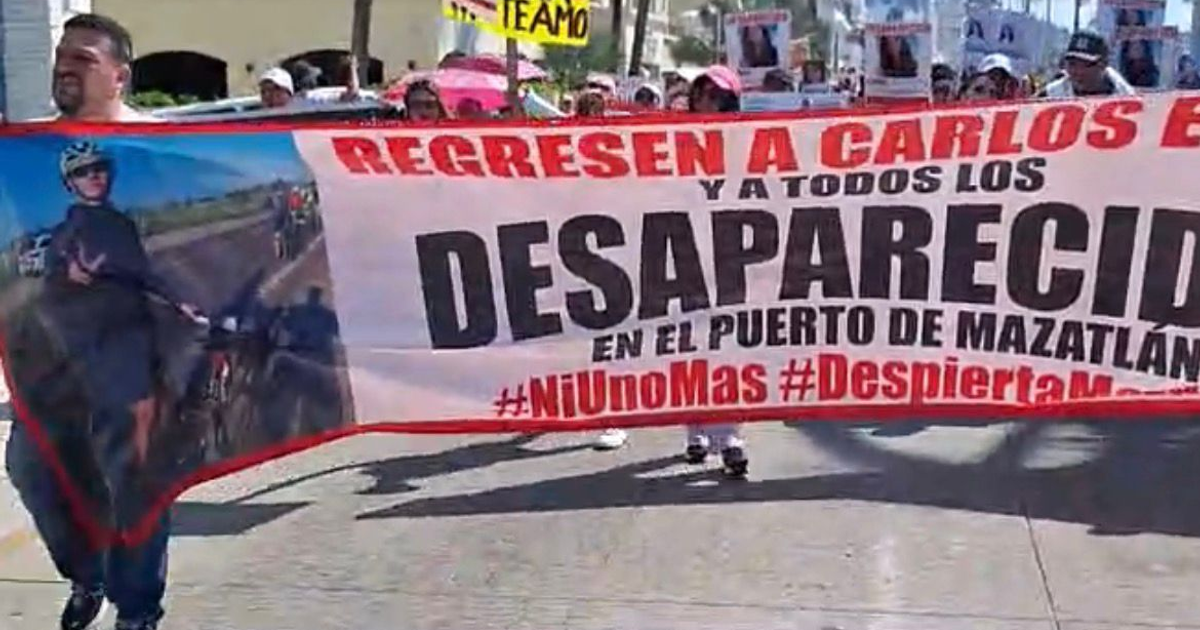 Marcha en Mazatlán exigiendo el regreso de Carlos Emilio Galván Valenzuela, con pancartas y hashtags #NiUnoMas y #DespiertaMazatlán.