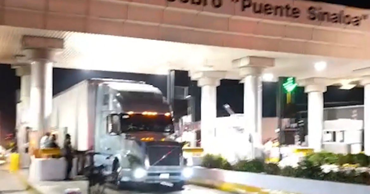 Camión en punto de control nocturno en Guasave, relacionado con la liberación de la caseta de Cuatro Caminos.