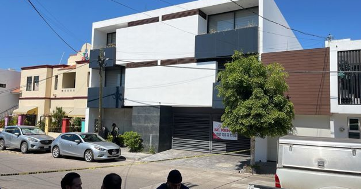 Calle Reina Sofía en Villas del Real, Culiacán, con edificios y vehículos estacionados durante un operativo de la FGR.