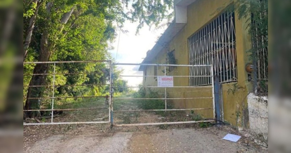 Puerta de metal cerrada con letrero de 'asegurado' en inmueble de Culiacán
