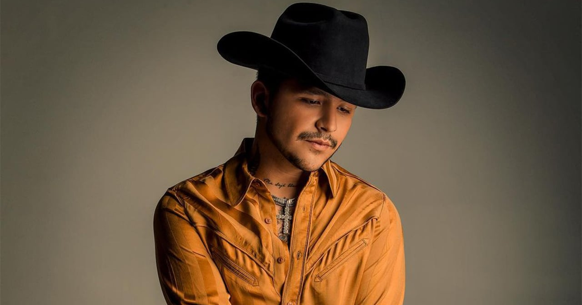 Persona con sombrero y camisa naranja en contexto legal de Nodal