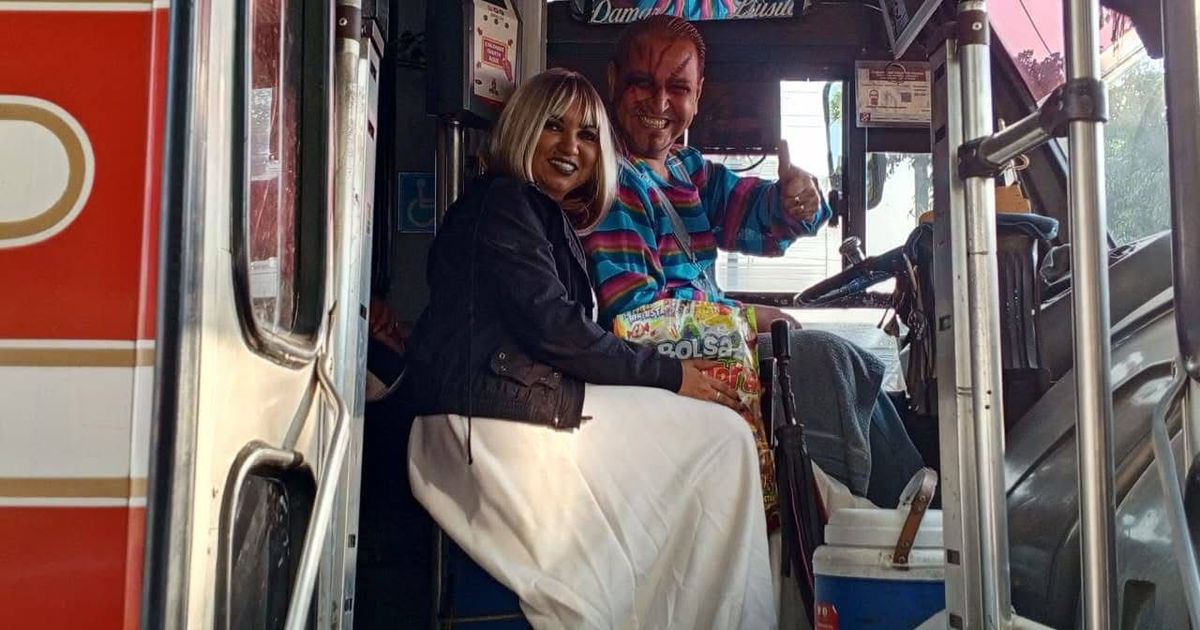 Conductor y acompañante disfrazados de Chucky y Tiffany en un autobús en Mazatlán.