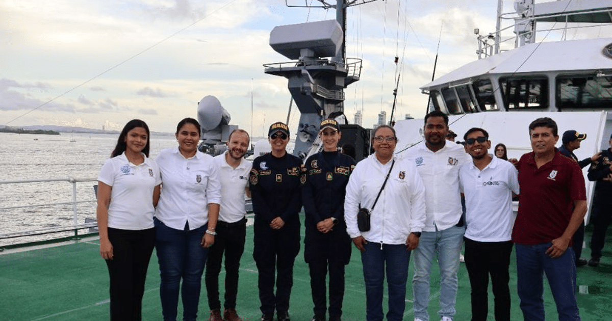 Grupo de investigadores del CIIDIR-IPN en un barco antes de partir hacia la Antártica