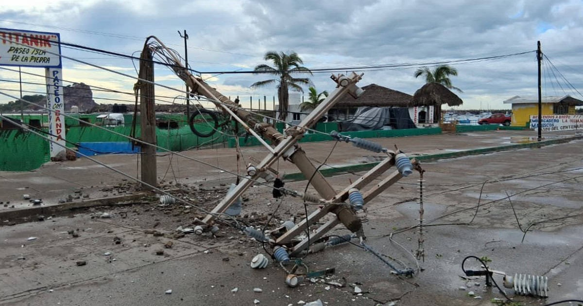 Poste de electricidad caído en Mazatlán debido a lluvias intensas