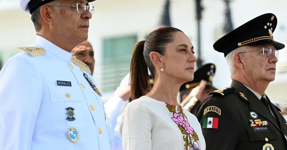 Ceremonia en Veracruz con militares y vestido tradicional