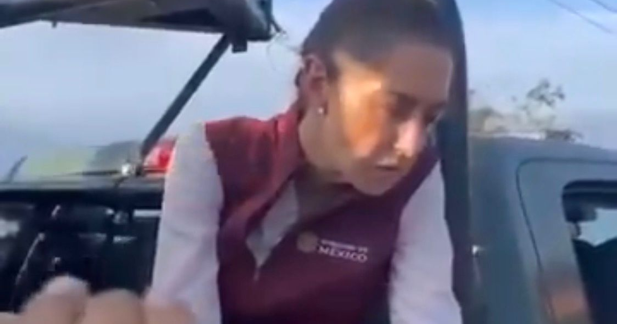 Claudia Sheinbaum en Tianguistengo, Hidalgo, abordada por un habitante durante su visita tras las lluvias.