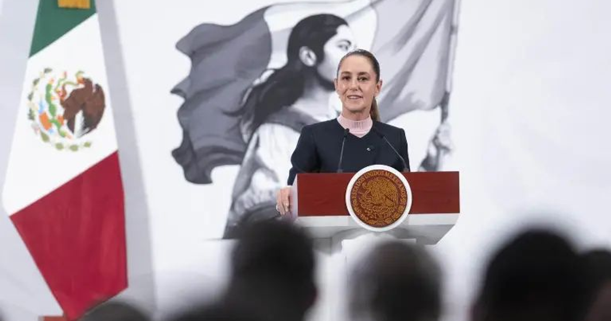 Persona en podio con bandera de México y emblema nacional, en contexto de discurso gubernamental.