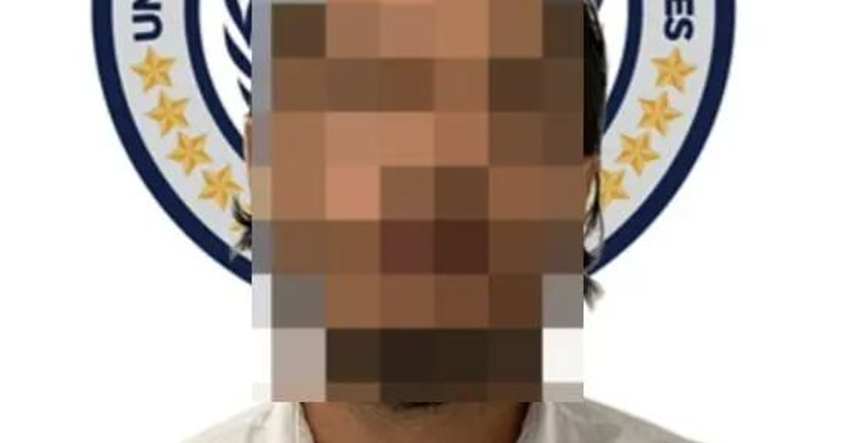 Persona con rostro pixelado frente a un emblema con estrellas, relacionado con un caso de condena en Culiacán.