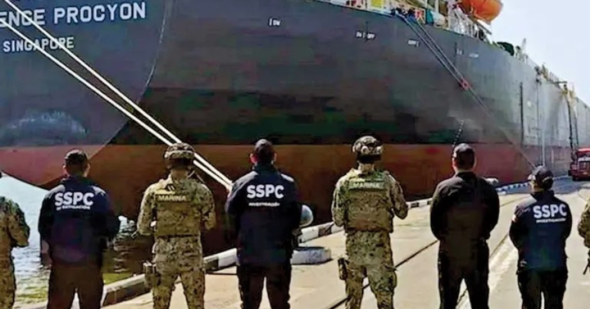Barco de carga SSS Procyon en el puerto de Ensenada con personal de seguridad supervisando.