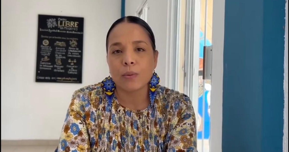 Mujer de la Cooperativa de Mujeres del Mar y la Sierra hablando frente a una pizarra.