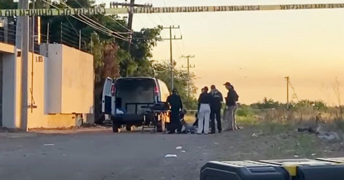Agentes forenses investigan escena de crimen en Culiacán, Sinaloa, al amanecer.