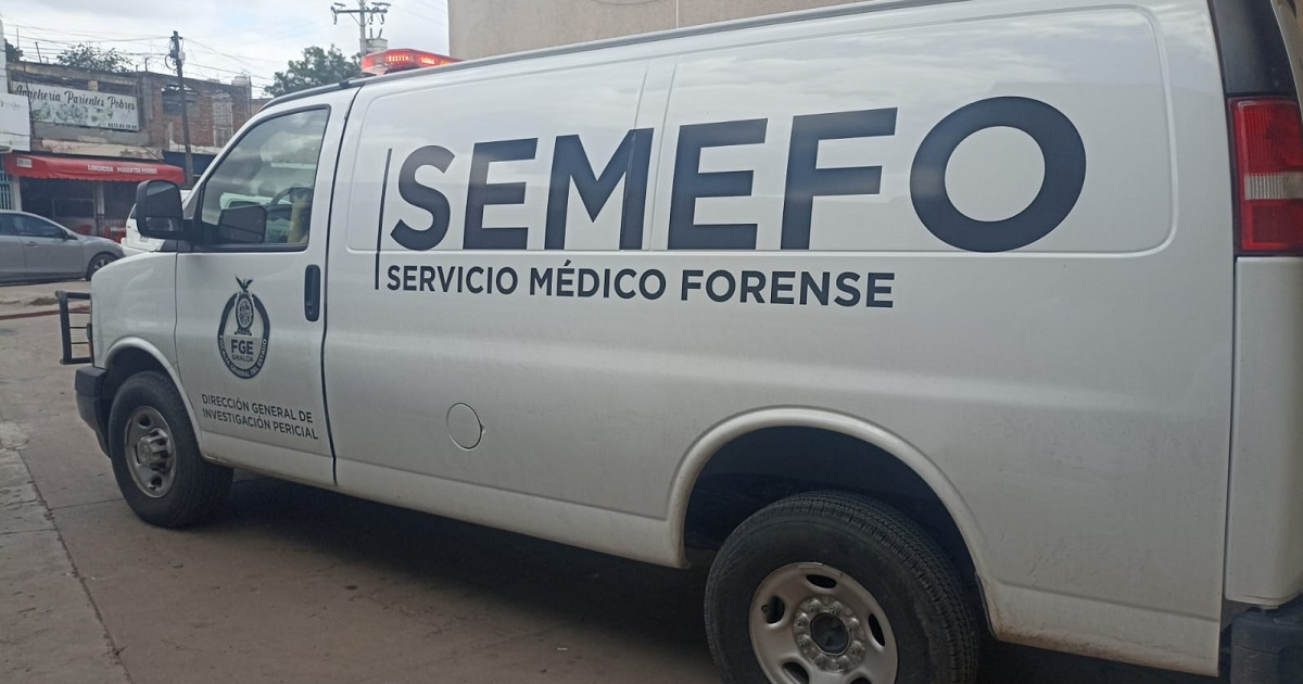Furgoneta del SEMEFO en Navolato, Sinaloa, relacionada con hallazgo de cuerpo en Villa Juárez.